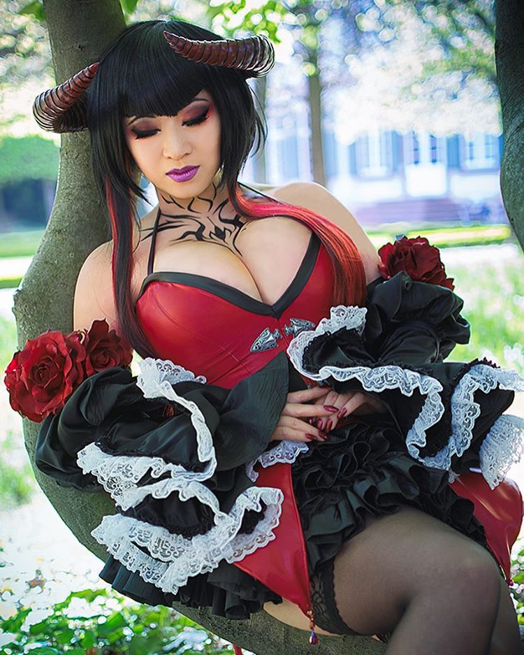 Yaya Han Cosplay Cleavage Pictures (16 pics) .