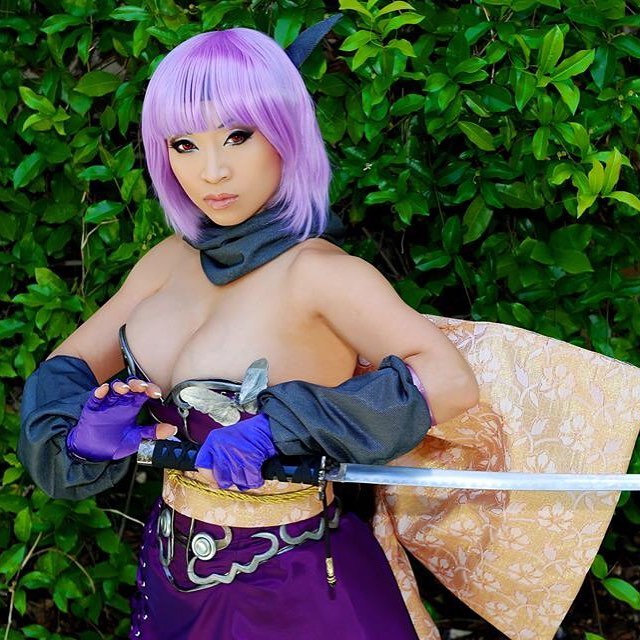 Yaya Han Cosplay Cleavage Pictures (16 pics) .