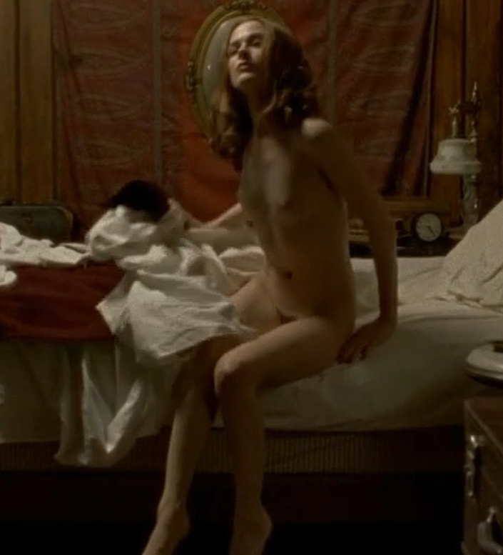 Evan Rachel Wood is showing her naked tits and bush […] 