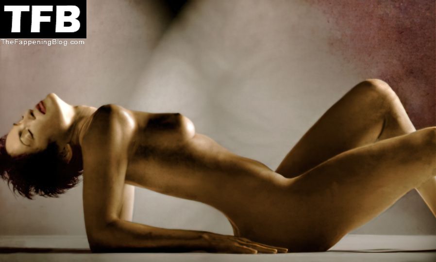 Mariska Hargitay Nude & Sexy Collection (8 Photos) .