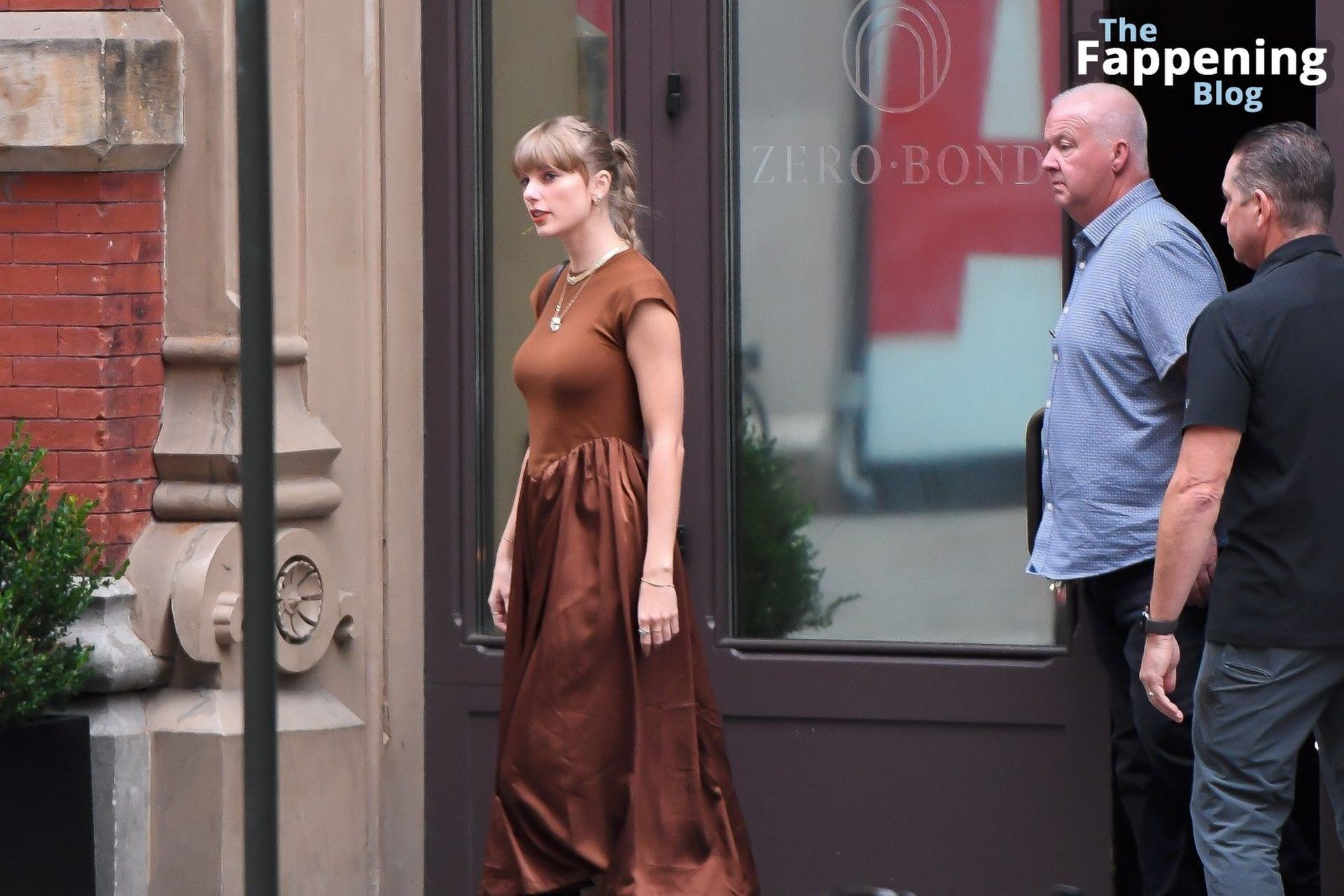 Taylor Swift NYC Busty Glamour Zero Bond 9 thefappeningblog.com