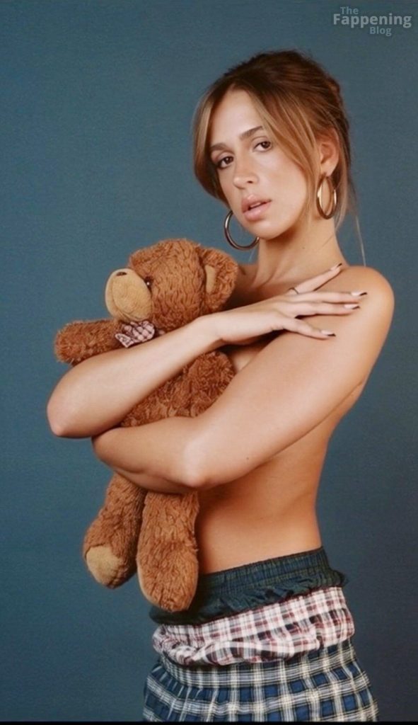 Tate McRae Flashes Her Nude Tits in a New Studio Shoot (15 Photos) 7