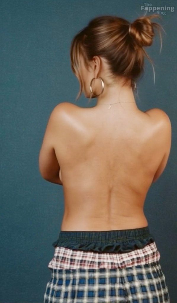 Tate McRae Flashes Her Nude Tits in a New Studio Shoot (15 Photos) 1