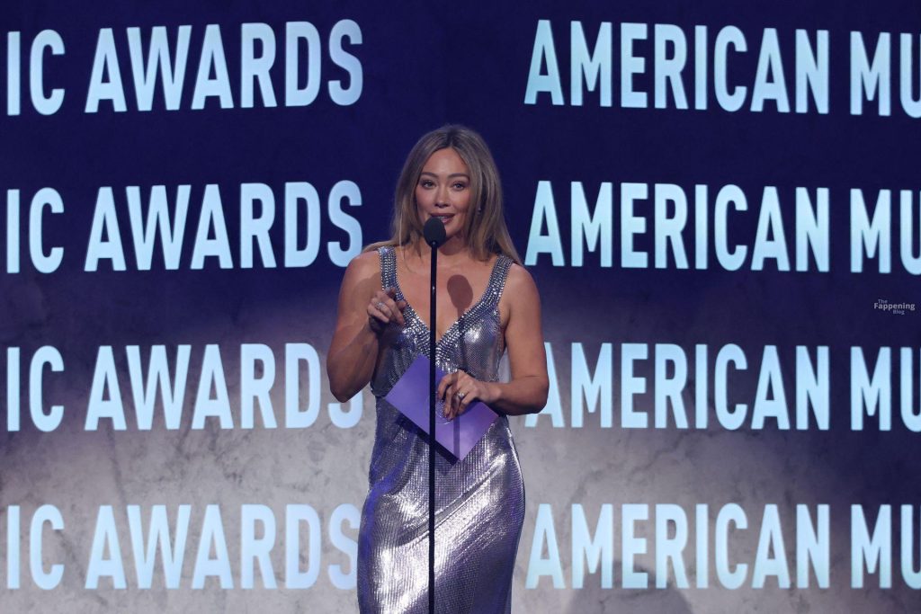 Hilary Duff Looks Sexy in a Silver Metallic Dress at the American Music Awards (119 Photos) 5