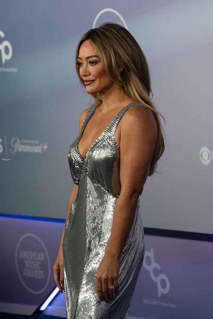 Hilary Duff Looks Sexy in a Silver Metallic Dress at the American Music Awards (119 Photos) 17