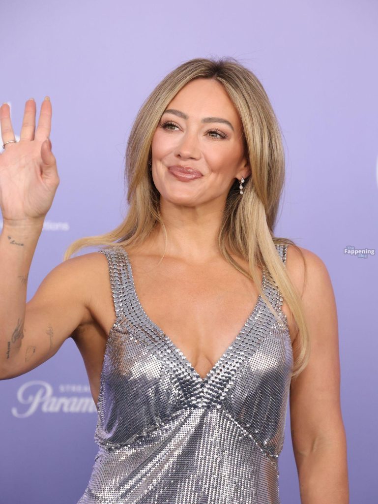 Hilary Duff Looks Sexy in a Silver Metallic Dress at the American Music Awards (119 Photos) 29