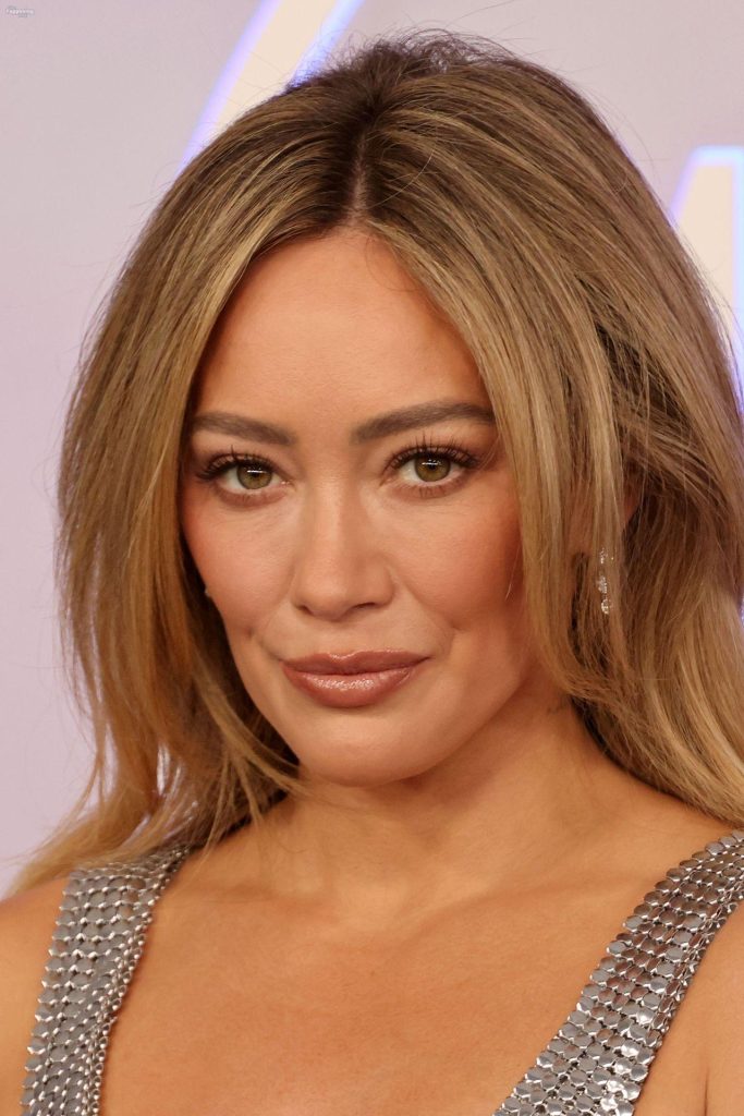 Hilary Duff Looks Sexy in a Silver Metallic Dress at the American Music Awards (119 Photos) 91