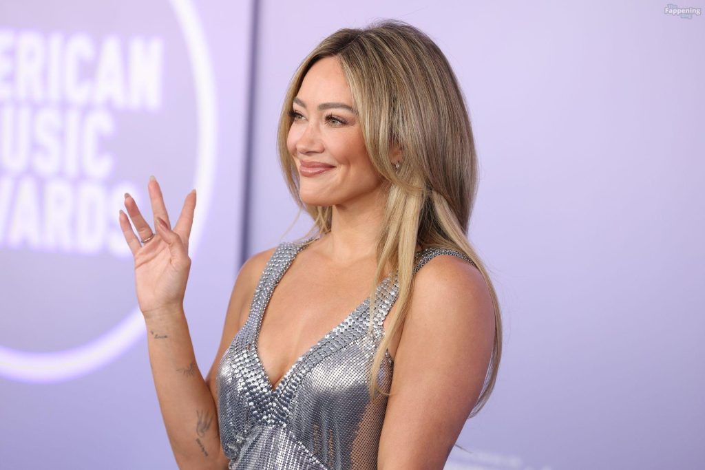 Hilary Duff Looks Sexy in a Silver Metallic Dress at the American Music Awards (119 Photos) 44