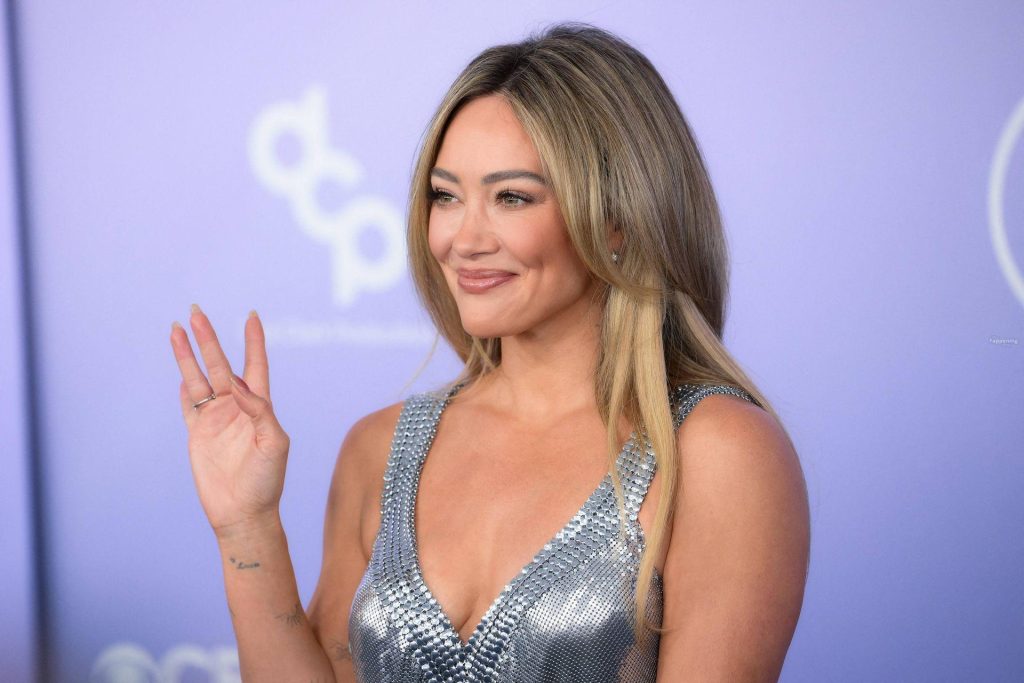 Hilary Duff Looks Sexy in a Silver Metallic Dress at the American Music Awards (119 Photos) 24