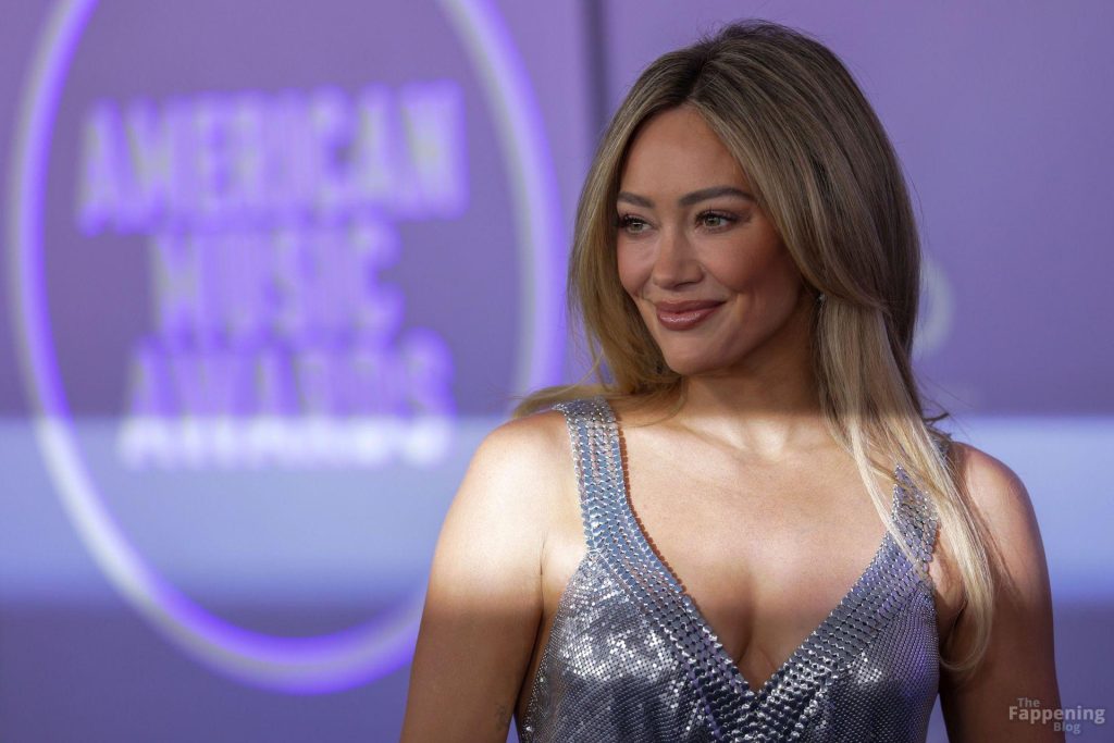Hilary Duff Looks Sexy in a Silver Metallic Dress at the American Music Awards (119 Photos) 53