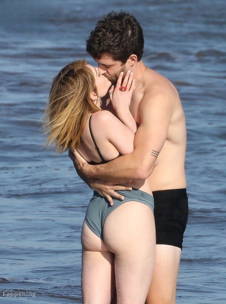 Lucy Boynton Sexy (8 Photos) 3