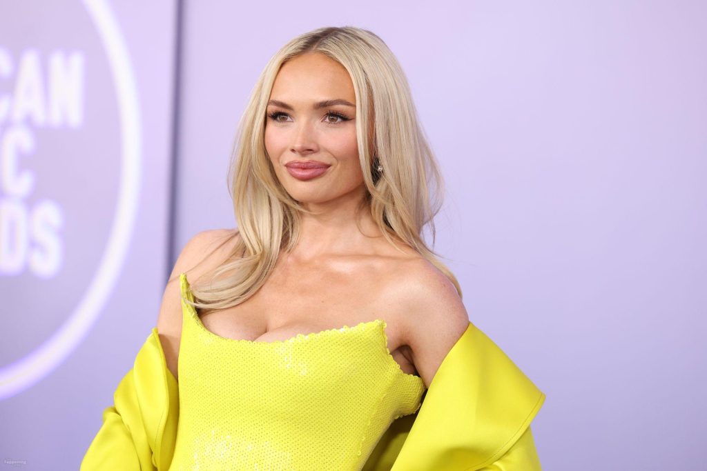 Natalie Alyn Lind Shows Off Her Sexy Tits in a Yellow Dress at the 52nd American Music Awards (35 Photos) 2