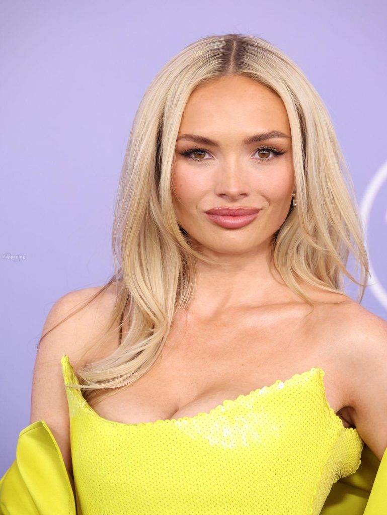 Natalie Alyn Lind Shows Off Her Sexy Tits in a Yellow Dress at the 52nd American Music Awards (35 Photos) 1